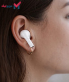 نمای نزدیک هندزفری QCY T13 New در گوش – کیفیت ساخت بالا و راحتی طولانیمدت