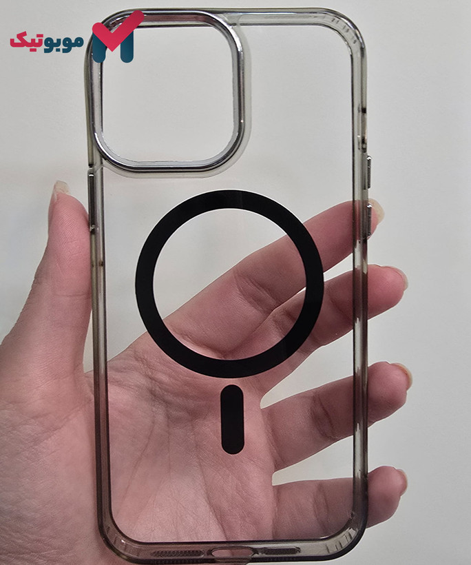 قاب شفاف مشکی بلکین SheerForce در دست – نمایش بهتر رنگ و کیفیت مواد